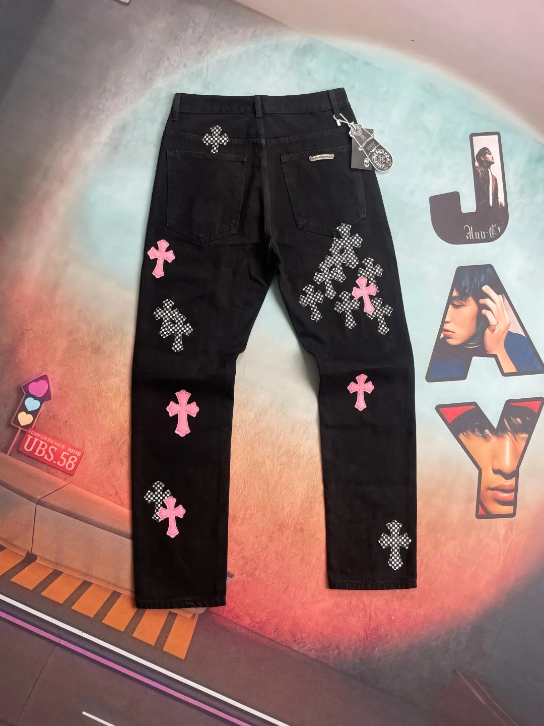 🅿️290 🔘Model No.-KL118 🔘Cro Xin𝐂𝐡𝐫𝐨𝐦𝐞 𝐇𝐞𝐚𝐫𝐭 CH Limited Flame Pink Cross Patchwork Straight Leather Jeans* In Cro Xin’s fashion map, these shorts are one of a kind. It is made of beaded canvas fabric and has been washed with heavy industry. The upper body is full of texture and the trousers are crisp and neat. The overall design adopts three-dimensional cutting technology and is extremely exquisite. Its hardware is customized according to ZP genuine products, with a customized small leather label, and the design is unique. The beaded canvas fabric is thick, not only soft after washing, but also very breathable. The details of the shorts are extremely well handled, simple and elegant, and the workmanship is exquisite. Every trace is neat and detailed, demonstrating excellent quality. The style of these shorts is super cool and breaks gender barriers. It can be easily worn by both men and women. It perfectly interprets the genderless fashion trend and easily enhances the wearer's fashion aura.  Size: S M L XL XXL (28.30.32.34.36) Color: Black